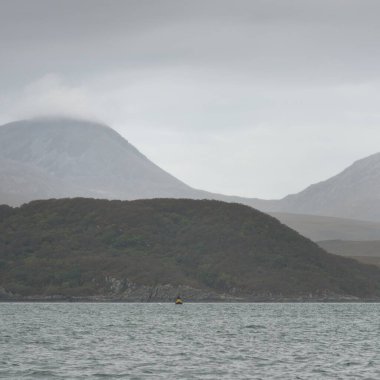 Rocky gölü kıyıları, dağ zirveleri, dağlar, vadiler ve tepeler. Yelkenliden panoramik manzara. Dramatik bir gökyüzü. İskoçya, İngiltere. Atmosferik manzara. Seyahat yerleri, dönüm noktaları, yürüyüş, eko-turizm