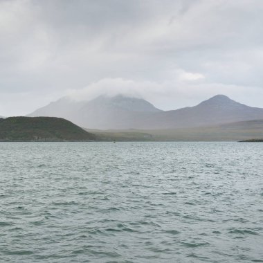 Rocky gölü kıyıları, dağ zirveleri, dağlar, vadiler ve tepeler. Yelkenliden panoramik manzara. Dramatik bir gökyüzü. İskoçya, İngiltere. Atmosferik manzara. Seyahat yerleri, dönüm noktaları, yürüyüş, eko-turizm