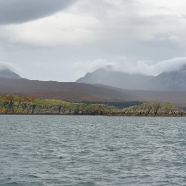 Rocky gölü kıyıları, dağ zirveleri, dağlar, vadiler ve tepeler. Yelkenliden panoramik manzara. Dramatik bir gökyüzü. İskoçya, İngiltere. Atmosferik manzara. Seyahat yerleri, dönüm noktaları, yürüyüş, eko-turizm