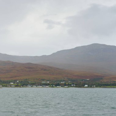 Rocky gölü kıyıları, dağ zirveleri, dağlar, vadiler ve tepeler. Yelkenliden panoramik manzara. Dramatik bir gökyüzü. İskoçya, İngiltere. Atmosferik manzara. Seyahat yerleri, dönüm noktaları, yürüyüş, eko-turizm