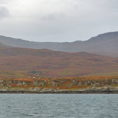 Rocky gölü kıyıları, dağ zirveleri, dağlar, vadiler ve tepeler. Yelkenliden panoramik manzara. Dramatik bir gökyüzü. İskoçya, İngiltere. Atmosferik manzara. Seyahat yerleri, dönüm noktaları, yürüyüş, eko-turizm