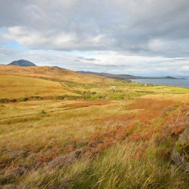 Jura adasının dağ tepeleri, vadiler ve tepeleri. Panoramik manzara. Dramatik bir gökyüzü. İskoçya, İngiltere. Atmosferik manzara. Seyahat noktaları, sınır işaretleri, yürüyüş, eko-turizm, çevre koruma