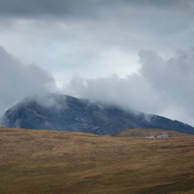 Jura adasının dağ tepeleri, vadiler ve tepeleri. Panoramik manzara. Dramatik bir gökyüzü. İskoçya, İngiltere. Atmosferik manzara. Seyahat noktaları, sınır işaretleri, yürüyüş, eko-turizm, çevre koruma
