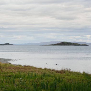 Jura adasının dağ tepeleri, vadiler ve tepeleri. Panoramik manzara. Dramatik bir gökyüzü. İskoçya, İngiltere. Atmosferik manzara. Seyahat noktaları, sınır işaretleri, yürüyüş, eko-turizm, çevre koruma