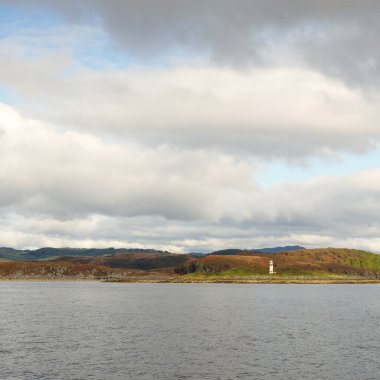 İskoçya, Rothesay 'ın kayalık kıyıları, tepeleri ve vadileri üzerinde dramatik bir gökyüzü. Yelkenliden panoramik manzara. Seyahat merkezleri, turizm, yürüyüş, dönüm noktası, ekoloji, çevre, doğa temaları