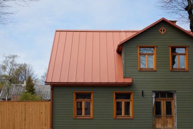 Modern ahşap evin dış görünüşü. Klasik yapı gelenekleri işte. Turizm, tatiller, ev ofisi, gayrimenkul geliştirme, yaşam tarzı