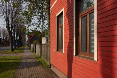 Küçük bir kasabanın (köy) boş caddesi (asfalt yol). Geleneksel ve modern evler, kulübeler. Turizm, tatiller, ev ofisi, misafir evi, gayrimenkul geliştirme, şehir bahçesi, yaşam tarzı