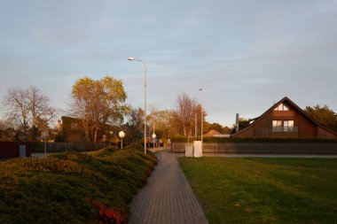 Küçük bir kasabanın (köy) boş caddesi (asfalt yol). Geleneksel ve modern evler, kulübeler. Turizm, tatiller, ev ofisi, misafir evi, gayrimenkul geliştirme, şehir bahçesi, yaşam tarzı