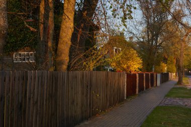 Küçük bir kasabanın (köy) boş caddesi (asfalt yol). Geleneksel ve modern evler, kulübeler. Turizm, tatiller, ev ofisi, misafir evi, gayrimenkul geliştirme, şehir bahçesi, yaşam tarzı