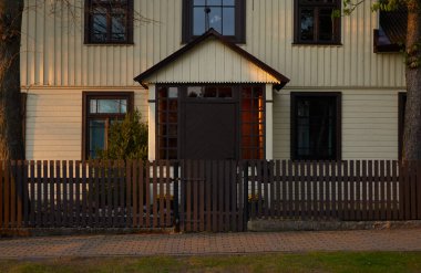 Modern ahşap evin dış görünüşü. Klasik yapı gelenekleri işte. Turizm, tatiller, ev ofisi, gayrimenkul geliştirme, yaşam tarzı