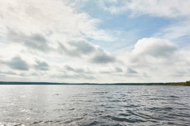Kristal berrak bir orman gölü (nehir) kıyısından panoramik manzara. Idyllic manzara. İlkbahar, yazın başı. Doğa, çevre, ekoloji, eko-turizm, yürüyüş, tatiller, yüzme ve rahatlatıcı temalar