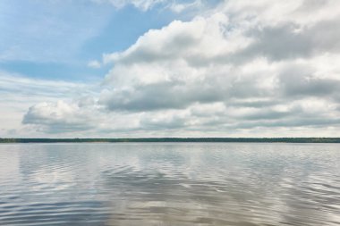 Kristal berrak bir orman gölü (nehir) kıyısından panoramik manzara. Idyllic manzara. İlkbahar, yazın başı. Doğa, çevre, ekoloji, eko-turizm, yürüyüş, tatiller, yüzme ve rahatlatıcı temalar