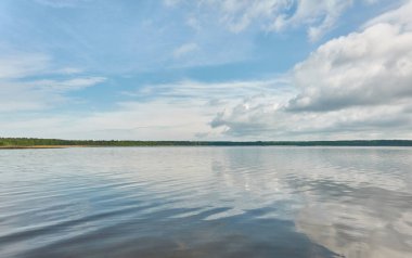 Kristal berrak bir orman gölü (nehir) kıyısından panoramik manzara. Idyllic manzara. İlkbahar, yazın başı. Doğa, çevre, ekoloji, eko-turizm, yürüyüş, tatiller, yüzme ve rahatlatıcı temalar
