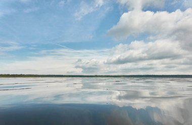 Kristal berrak bir orman gölü (nehir) kıyısından panoramik manzara. Idyllic manzara. İlkbahar, yazın başı. Doğa, çevre, ekoloji, eko-turizm, yürüyüş, tatiller, yüzme ve rahatlatıcı temalar
