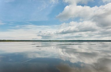 Kristal berrak bir orman gölü (nehir) kıyısından panoramik manzara. Idyllic manzara. İlkbahar, yazın başı. Doğa, çevre, ekoloji, eko-turizm, yürüyüş, tatiller, yüzme ve rahatlatıcı temalar