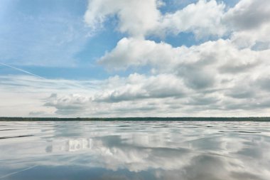 Kristal berrak bir orman gölü (nehir) kıyısından panoramik manzara. Idyllic manzara. İlkbahar, yazın başı. Doğa, çevre, ekoloji, eko-turizm, yürüyüş, tatiller, yüzme ve rahatlatıcı temalar
