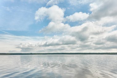 Kristal berrak bir orman gölü (nehir) kıyısından panoramik manzara. Idyllic manzara. İlkbahar, yazın başı. Doğa, çevre, ekoloji, eko-turizm, yürüyüş, tatiller, yüzme ve rahatlatıcı temalar