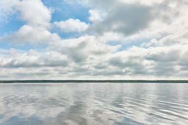 Kristal berrak bir orman gölü (nehir) kıyısından panoramik manzara. Idyllic manzara. İlkbahar, yazın başı. Doğa, çevre, ekoloji, eko-turizm, yürüyüş, tatiller, yüzme ve rahatlatıcı temalar