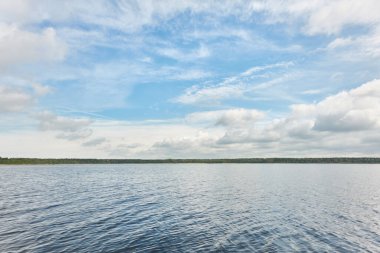 Kristal berrak bir orman gölü (nehir) kıyısından panoramik manzara. Idyllic manzara. İlkbahar, yazın başı. Doğa, çevre, ekoloji, eko-turizm, yürüyüş, tatiller, yüzme ve rahatlatıcı temalar