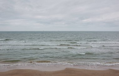 Fırtınadan sonra Baltık kıyıları. Yumuşak güneş ışığı. Su yüzeyi dokusu, çarpan dalgalar ve sıçramalar, köpük. Resimli panoramik manzara. Idyllic deniz manzarası. Doğa, çevre, ekoloji