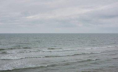 Fırtınadan sonra Baltık kıyıları. Yumuşak güneş ışığı. Su yüzeyi dokusu, çarpan dalgalar ve sıçramalar, köpük. Resimli panoramik manzara. Idyllic deniz manzarası. Doğa, çevre, ekoloji