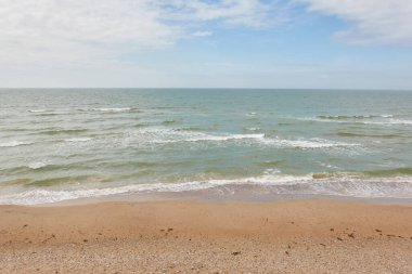 Güneşli bir bahar gününde Baltık kıyılarının panoramik manzarası. Kumsal, kum tepeleri. Yumuşak güneş ışığı. Idyllic deniz manzarası. Doğa, çevre, tatiller, eko turizm, keşif kavramları