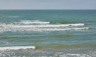 Fırtınadan sonra Baltık kıyıları. Yumuşak güneş ışığı. Su yüzeyi dokusu, çarpan dalgalar ve sıçramalar, köpük. Resimli panoramik manzara. Idyllic deniz manzarası. Doğa, çevre, ekoloji