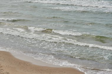Baltık kıyıları (kum tepeleri). Dalgalar ve su sıçramaları, köpük. Deniz Burnu. Avrupa. Kararsız hava, iklim değişikliği, doğa, ekoloji