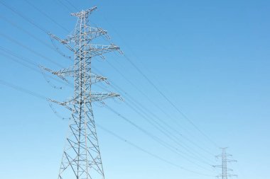 Elektrik güç hattı. Mavi gökyüzü. Şehir manzarası kavramı. Enerji, enerji üretimi, ekipman, endüstri, çevresel hasar, kirlilik, ekoloji, arz, altyapı