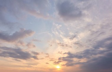 Açık mavi gökyüzü. Pembe ve altın rengi sirrus ve kümülüs bulutları fırtına üstüne, yumuşak güneş ışığı. Dramatik gün batımı bulutları. Meteoroloji, cennet, barış, grafik kaynakları, pitoresk panoramik manzara