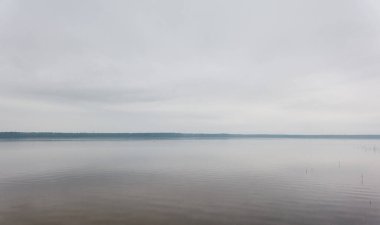 Orman Gölü. Kasvetli gökyüzü, yağmur. Bulutlu bir gün. İlkbahar, yazın başı. Idyllic manzara, kırsal manzara. Doğa, ekoloji, eko-turizm, yürüyüş, ekolojik tatil beldesi, yerel seyahat