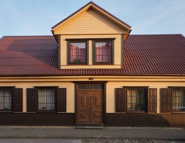 Modern ahşap evin dış görünüşü. Klasik yapı gelenekleri işte. Turizm, tatiller, ev ofisi, gayrimenkul geliştirme, yaşam tarzı