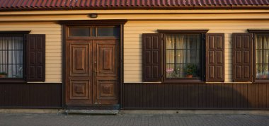 Modern ahşap evin dış görünüşü. Klasik yapı gelenekleri işte. Turizm, tatiller, ev ofisi, gayrimenkul geliştirme, yaşam tarzı