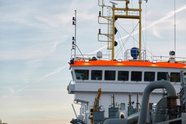 Aspirasyon zıpzıpzıp gemisi kargo iskelesine demir attı. Letonya 'da sızıntı var. Nakliye, endüstri, lojistik, özel ekipman