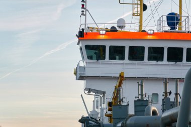 Aspirasyon zıpzıpzıp gemisi kargo iskelesine demir attı. Letonya 'da sızıntı var. Nakliye, endüstri, lojistik, özel ekipman