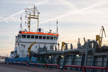 Aspirasyon zıpzıpzıp gemisi kargo iskelesine demir attı. Letonya 'da sızıntı var. Nakliye, endüstri, lojistik, özel ekipman