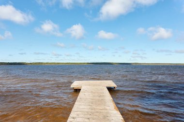 Orman nehri (göl) güneşli bir günde. Ahşap iskele. Idyllic manzara, kırsal manzara. Doğa, ekoloji, eko-turizm, yürüyüş, ekoloji beldesi, yerel turizm