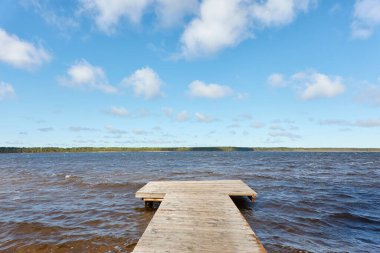 Orman nehri (göl) güneşli bir günde. Ahşap iskele. Idyllic manzara, kırsal manzara. Doğa, ekoloji, eko-turizm, yürüyüş, ekoloji beldesi, yerel turizm
