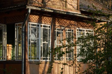 Modern ahşap evin dış görünüşü. Klasik yapı gelenekleri işte. Turizm, tatiller, ev ofisi, gayrimenkul geliştirme, yaşam tarzı