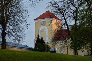 Gün batımında eski bir kale, yakın çekim kulesi. Letonya 'da sızıntı var. Seyahat yerleri, dönüm noktaları, turistik yerler, kültür ve din, tarih, geçmiş, mimari temalar