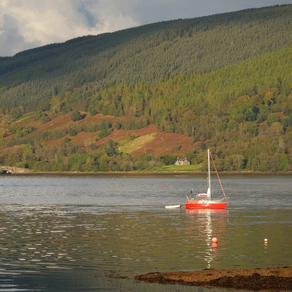 Żaglówka Zakotwiczona Jeziorze Majestatyczne Leśne Wzgórza Szkocja Wielka Brytania Krajobraz — Zdjęcie stockowe