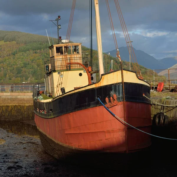 Old Red Fishing Boat Anchored Shore Loch Fyne Inveraray Argyll — Stockfoto