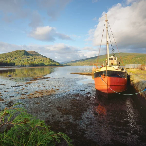Old Red Fishing Boat Anchored Shore Loch Fyne Inveraray Argyll — Foto de Stock