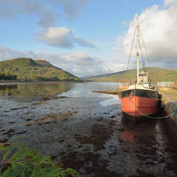 Old Red Fishing Boat Anchored Shore Loch Fyne Inveraray Argyll — Foto Stock