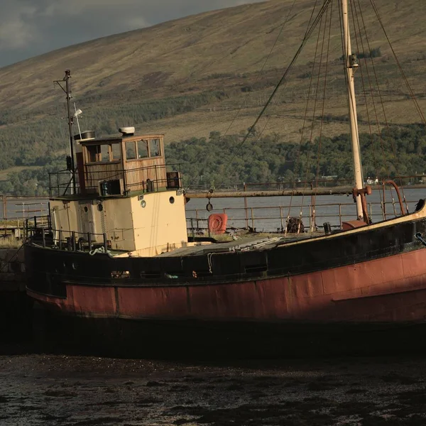 Old Red Fishing Boat Anchored Shore Loch Fyne Inveraray Argyll — Stock Photo, Image