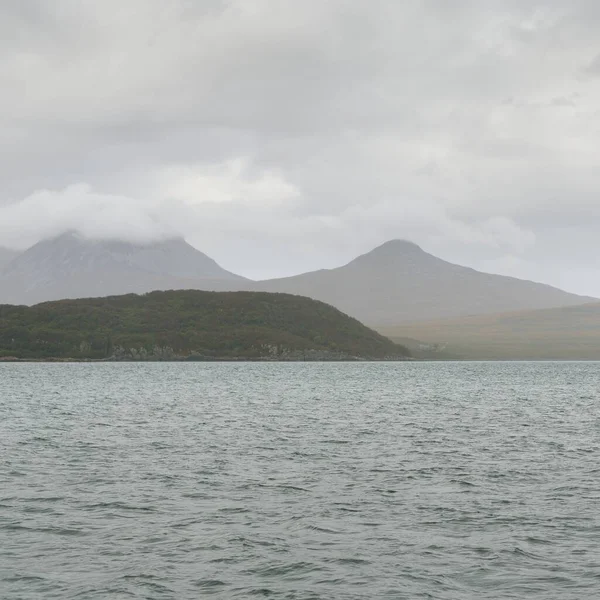 Rocky gölü kıyıları, dağ zirveleri, dağlar, vadiler ve tepeler. Yelkenliden panoramik manzara. Dramatik bir gökyüzü. İskoçya, İngiltere. Atmosferik manzara. Seyahat yerleri, dönüm noktaları, yürüyüş, eko-turizm