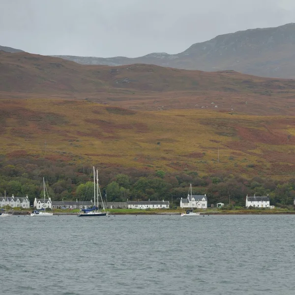落基湖岸传统房屋 游艇和小船 Valleys 苏格兰 偏远地方 旅游胜地 游轮概念 — 图库照片