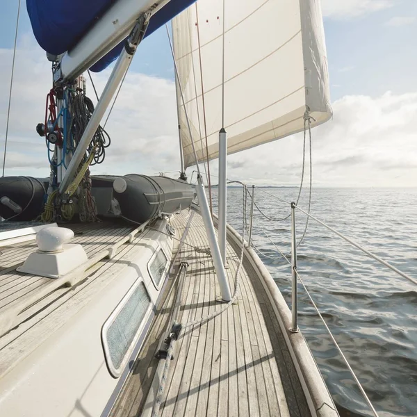 Sloop Rigged Modern Yacht Wooden Teak Deck Sailing Rocky Lake — Stock Photo, Image