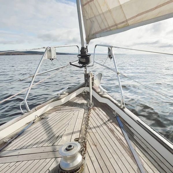 Sloop Rigged Modern Yacht Wooden Teak Deck Sailing Rocky Lake — Stockfoto