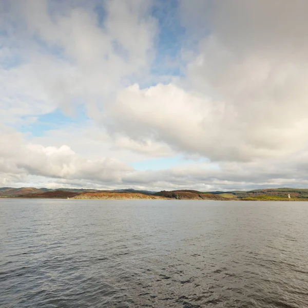 바위투성이 스코틀랜드 구릉지 골짜기 하늘이 펼쳐져 배에서 내려다본 목적지 하이킹 — 스톡 사진
